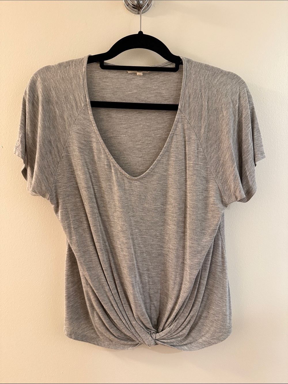 Women’s Wasabi & Mint Size S Casual V-Neck Knot Front Tee - Gray